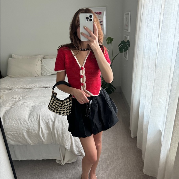 Hi! I'm Leilani 💕 Welcome to my closet! - Picture 2 of 5